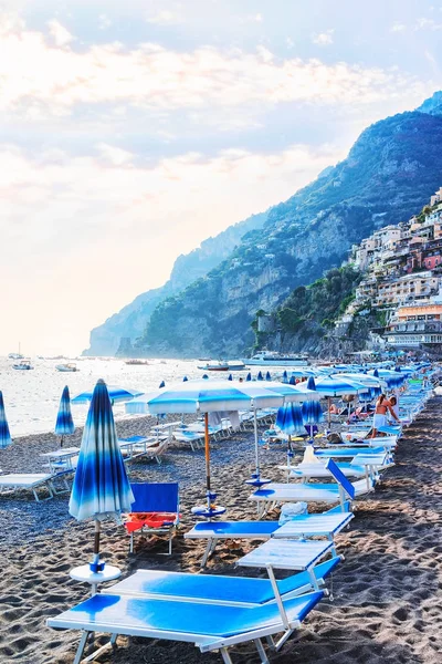 Stranden med parasoller i Positano stad i Tyrrenska havet — Stockfoto