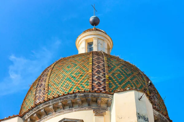 Купол церкви Санта-Мария-Ассунта в Позитано — стоковое фото