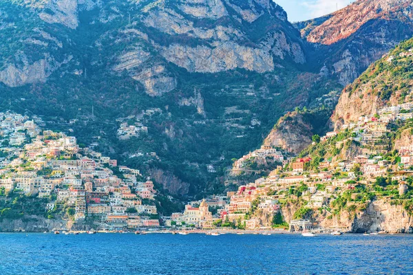 Cidade de Positano e mar Tirreno na costa de Amalfi — Fotografia de Stock