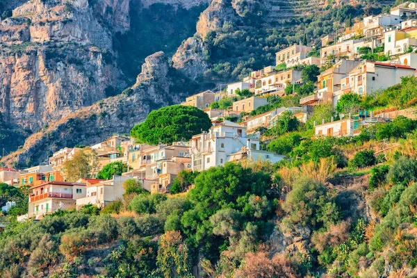 Ciudad de Positano en la costa de Amalfi y el mar Tirreno — Foto de Stock
