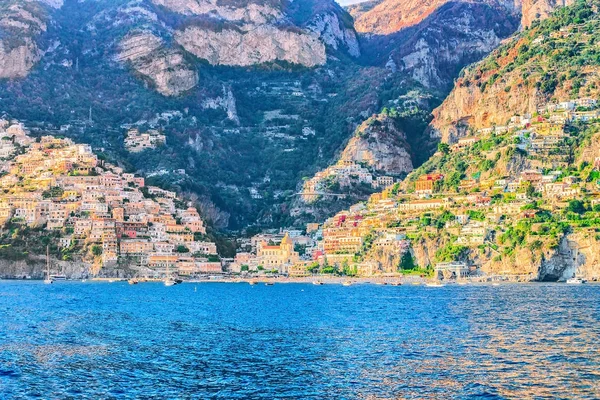 Positano város az Amalfi-part és a Tirrén-tenger — Stock Fotó