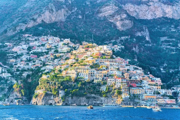Miasta Positano w morze Tyrreńskie — Zdjęcie stockowe