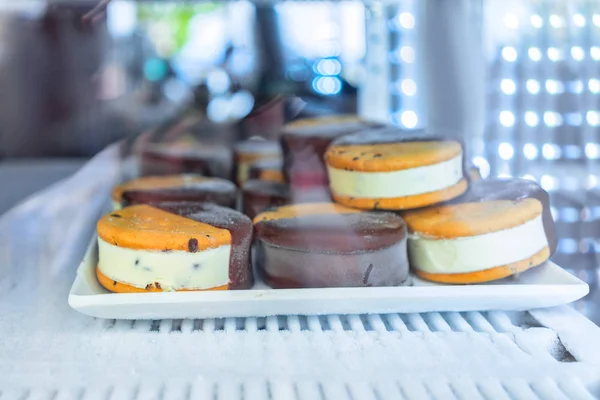 Sandwich icecream in koelkast op display Cafe Positano — Stockfoto