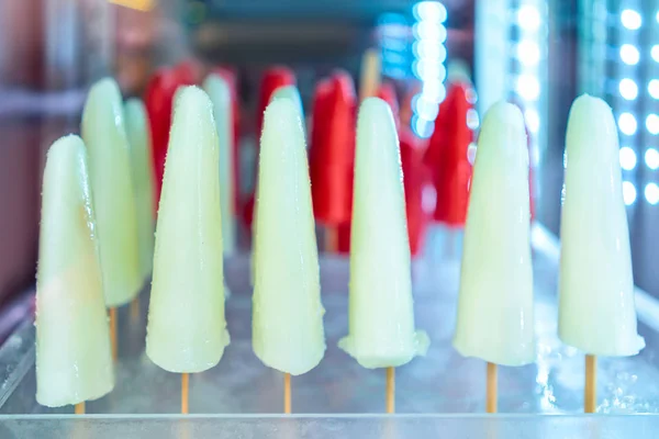 Auswahl an gefrorenem Fruchtsorbet-Eis im Kühlschrankcafé positano — Stockfoto