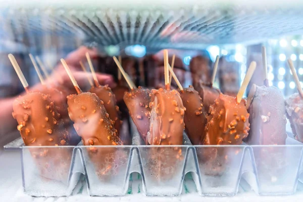 Selectie voor bevroren melkchocolade icecream in koelkast café Positano — Stockfoto