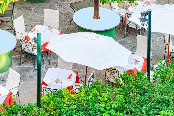 Ulice terasové kavárny ve městě Positano — Stock fotografie