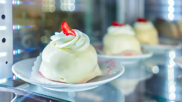 Witte chocolade dessert in koelkast op display café Positano — Stockfoto