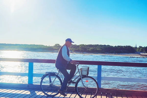 Старший велосипедист на Морском мосту в Паланге — стоковое фото