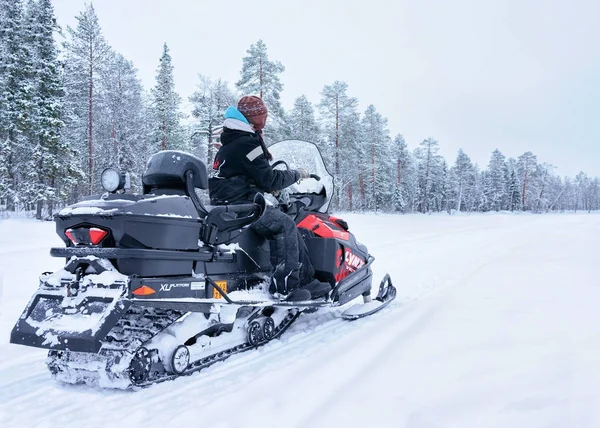 Γυναίκα, ιππασία snowmobile κατεψυγμένα λίμνη χειμώνα Ροβανιέμι Φινλανδία — Φωτογραφία Αρχείου