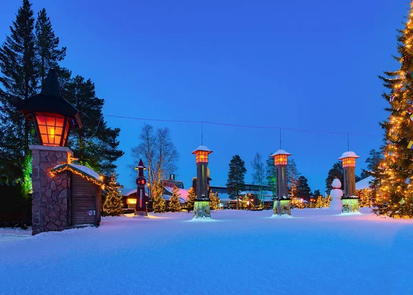 Північне полярне коло ліхтарями в Санта села в Лапландії Скандинавії ніч відкритий — стокове фото