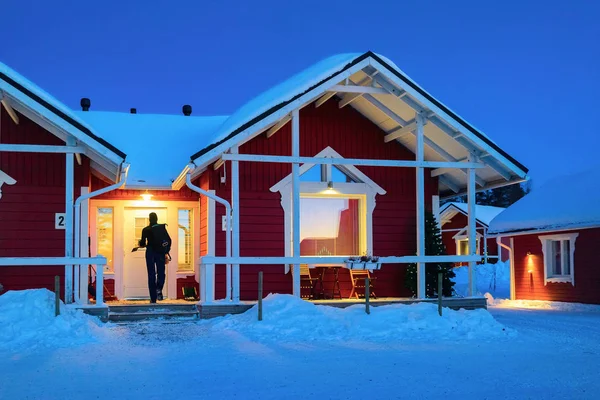 Hombre entrando a Santa Claus Holiday Village House en Laponia al aire libre — Foto de Stock