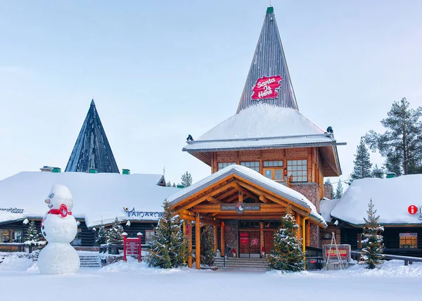 Muñeco de nieve en Santa Office en Santa Village Rovaniemi Laponia al aire libre —  Fotos de Stock