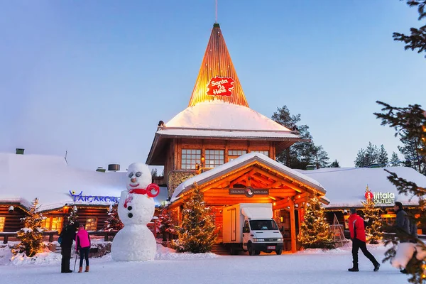 Χιονάνθρωπος στο Γραφείο Σάντα Σάντα χωριό Ροβανιέμι Λαπωνία βράδυ — Φωτογραφία Αρχείου