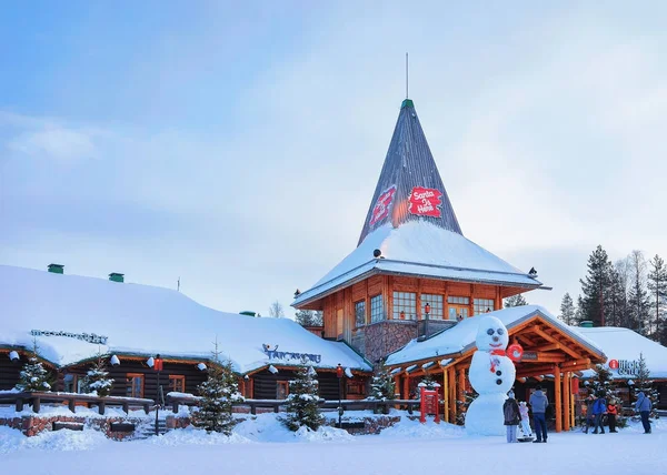 Muñeco de nieve en Santa Oficina de Santa Village Rovaniemi Laponia puesta del sol — Foto de Stock