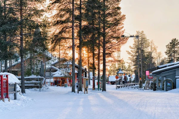 Zonsondergang in Santa Claus Village in Lapland buiten — Stockfoto