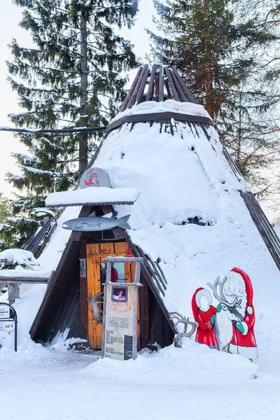 Традиційний будинок suomi Лапландії села Санта-Клауса у Скандинавії відкритий — стокове фото