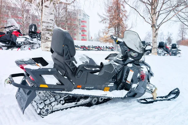 Black snowmobiles em lago congelado no inverno Rovaniemi Lapônia — Fotografia de Stock