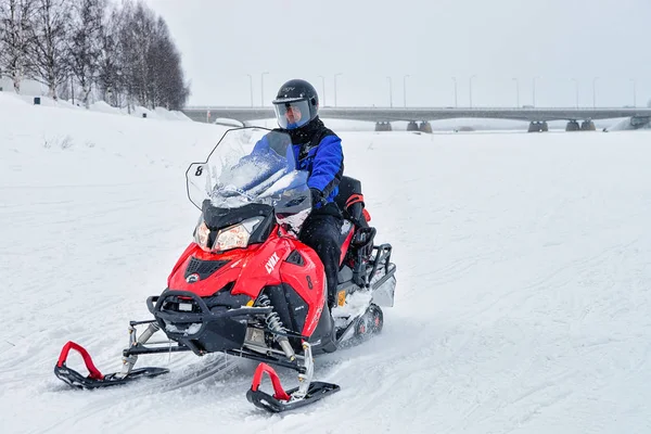 Homem montando snowmobile no lago congelado no inverno Rovaniemi — Fotografia de Stock