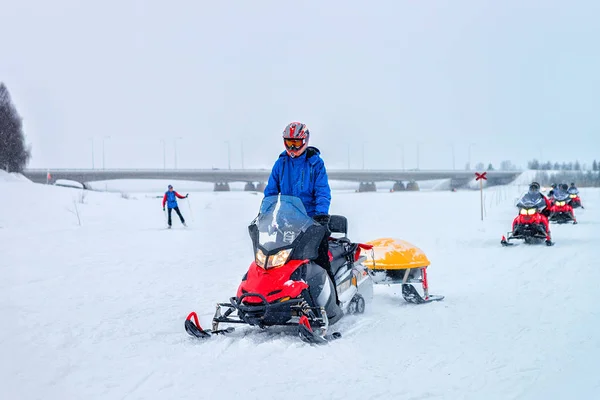 Mann fährt Schneemobil auf zugefrorenem See im Winter rovaniemi — Stockfoto