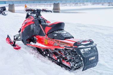 Donmuş gölde kış Rovaniemi Lapland üzerinde kırmızı kar arabası
