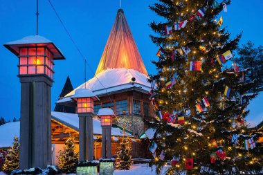 Noel baba ofisi Noel Baba Köyü akşam Kuzey Kutbu lambalar
