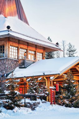 Noel Baba Köyü Rovaniemi Lapland ofiste Santa Noel ağaçları