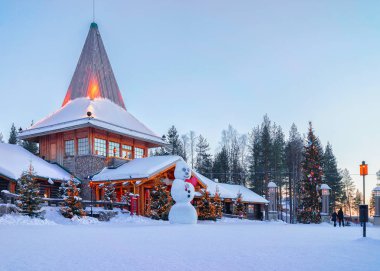 Kardan adam Noel baba ofisi Noel Baba Köyü Rovaniemi Lapland gün batımında