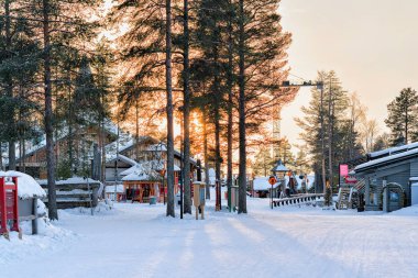 Santa Claus köyde Lapland gün batımında