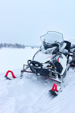 Kış Rovaniemi, donmuş göl üzerinde siyah kar motosikletleri