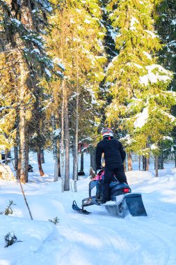 Karmobil donmuş kış Rovaniemi Finlandiya sürme kişi