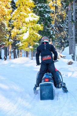 Karmobil Rovaniemi kışın donmuş göl üzerinde sürme kişi
