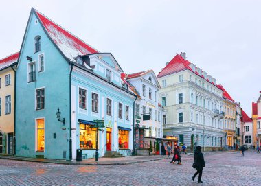 İnsanlar Town Hall Square Tallinn Kutsal Ruh Kilisesi