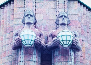 Helsinki merkez tren istasyonunda heykeller