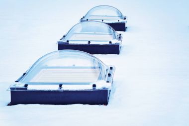 Dam penceresi Cam kubbeler kar Helsinki binanın çatı üzerinde