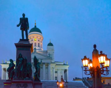 İmparator Alexander heykeli Helsinki Katedrali akşam