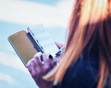 Genç kadın smartphone Vilnius içinde mesaj yazarak