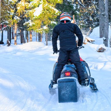 Karmobil donmuş göl kış Rovaniemi Finlandiya sürme kişi