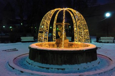 Güzel çeşme Tallinn oteli geceleri ışıklı