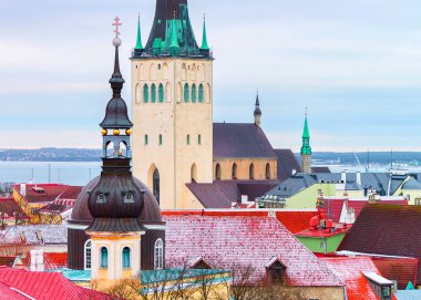 Cityscape ve Aziz Olaf Kilisesi eski Tallinn şehir içinde