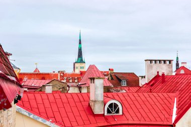 Cityscape St Olaf kilise ve Tallinn adlı kırmızı çatılar ile