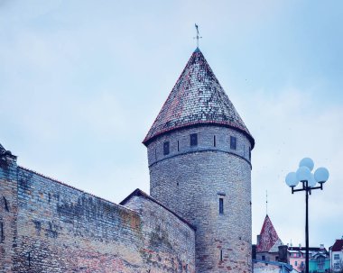 Savunma duvar ve towers eski şehirde Tallinn adlı