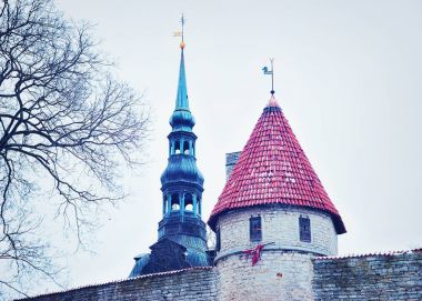 Savunma duvarları ve Spire St. Nicholas Kilisesi Tallinn