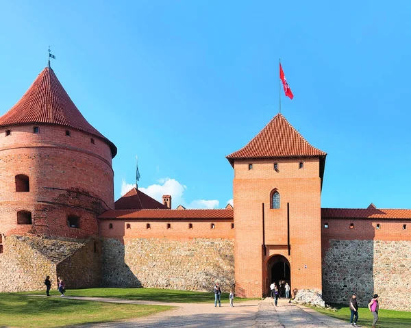 Turistas en la entrada en el castillo de Trakai — Foto de Stock