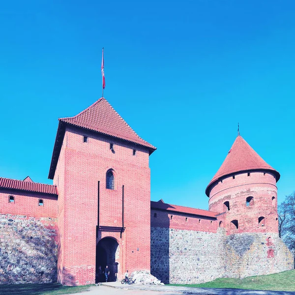 Turisté u vchodu do hradu Trakai — Stock fotografie