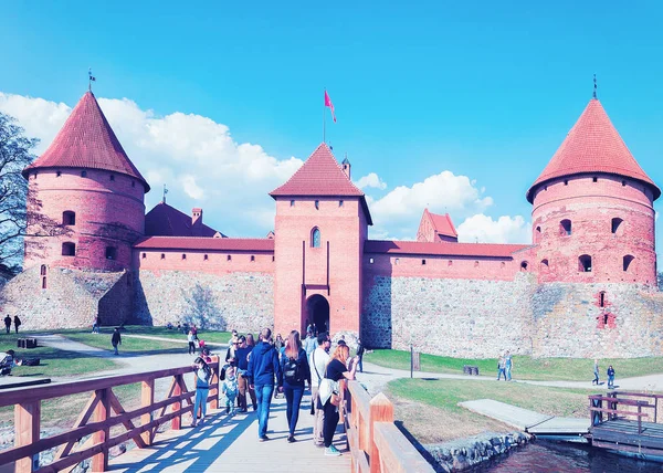 Turistas en el castillo de la isla de Trakai en el lago Galve — Foto de Stock