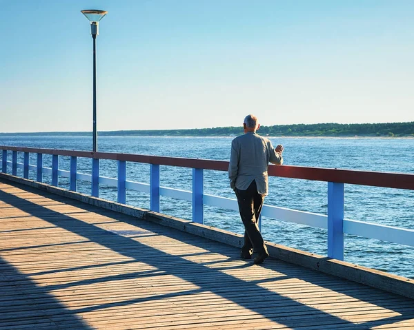 Человек в морском мосту с видом на Балтийское море в курорте Паланга — стоковое фото