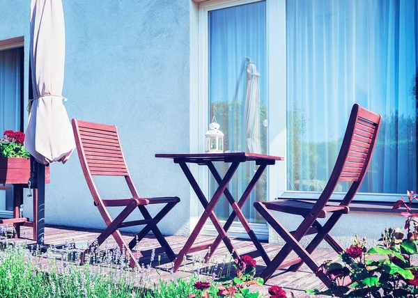 Mesa con sillas en patio en casa de verano en Palanga — Foto de Stock