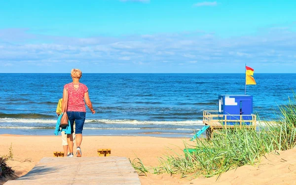 Mulheres em Passo a Passo através de dunas de areia no Mar Báltico Palanga — Fotografia de Stock