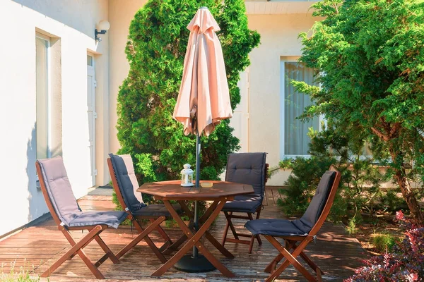 Mesa con sillas en el patio de la casa de verano en Palanga — Foto de Stock