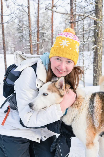 Menina e Husky cão em Rovaniemi Lapônia na Finlândia — Fotografia de Stock